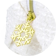 ファスナーの拡大画像 持ち手には雪の結晶がついています