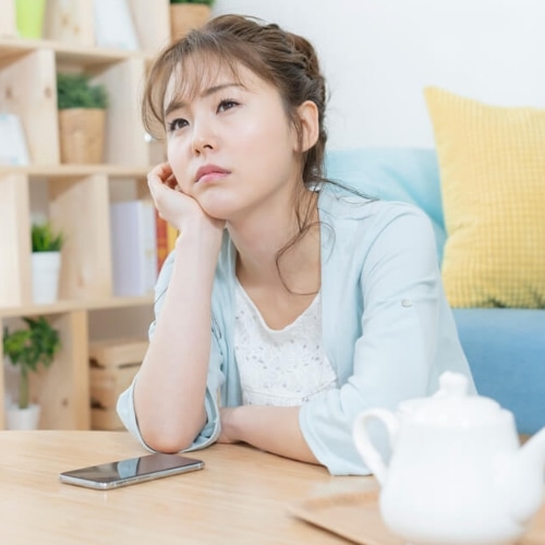 スキンケアする女性の画像