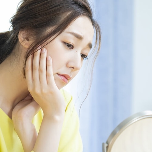 スキンケアする女性の画像