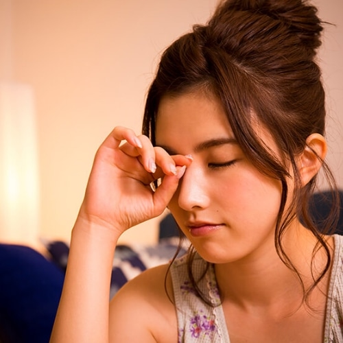 スキンケアする女性の画像