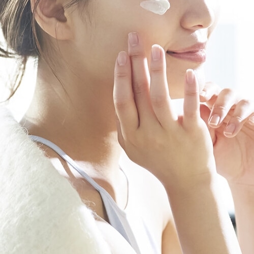 スキンケアする女性の画像