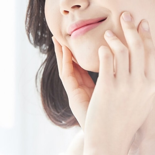 スキンケアする女性の画像