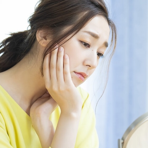 肌に悩む女性の画像
